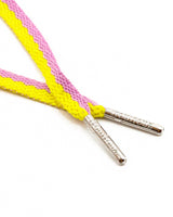 Lacets jaune et violet
